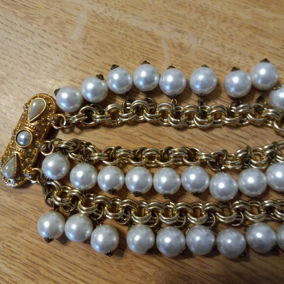 VINTAGE GOLD TONE w THREE R0WS GLASSS PEARLS BRACELET - Picture 3 of 4